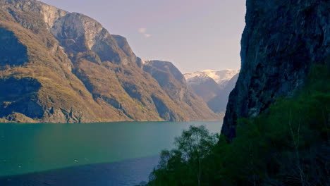 Sonnenlicht-Scheint-Auf-Die-Hohen-Berge-Am-Aurlandsfjord-In-Norwegen