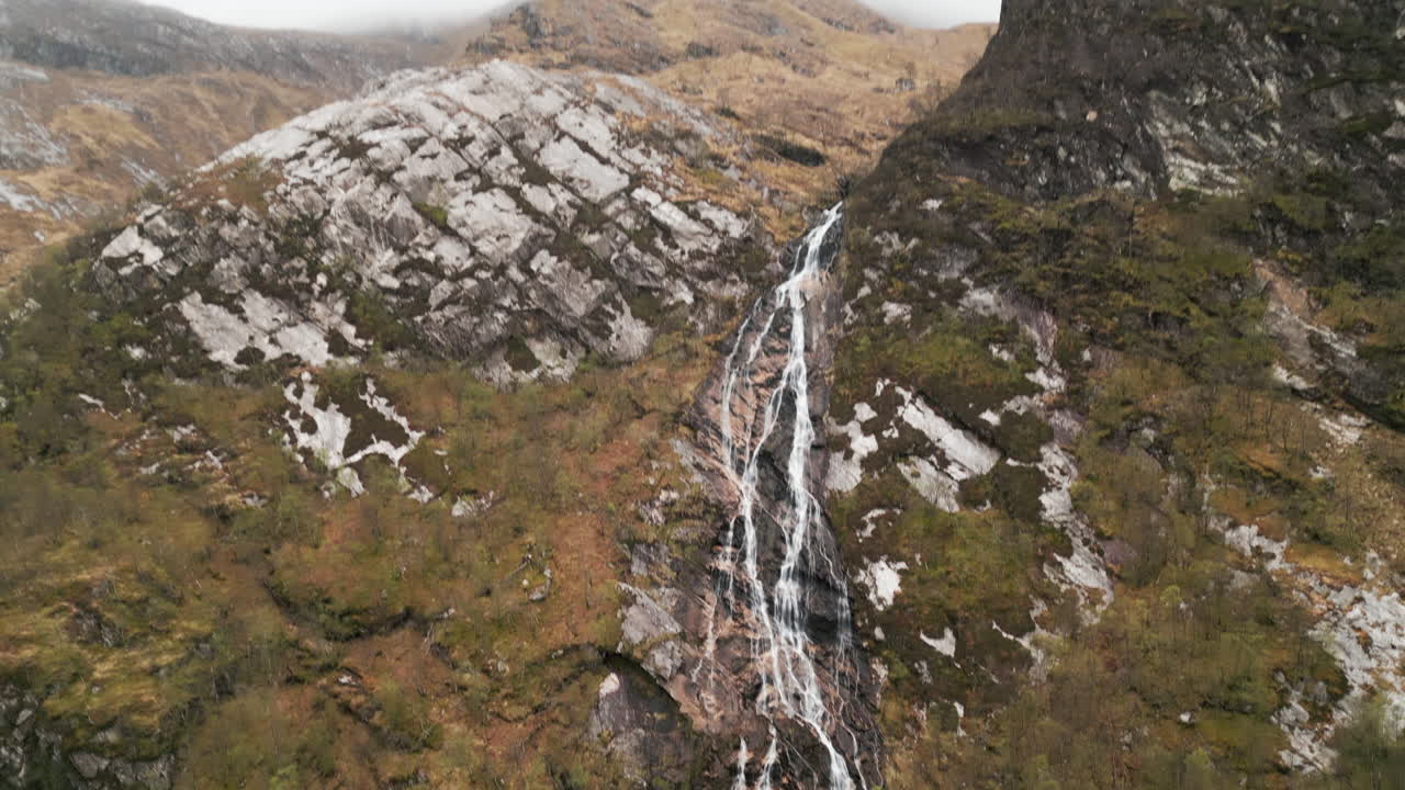 escocia caída de agua valle de montaña dron 4k