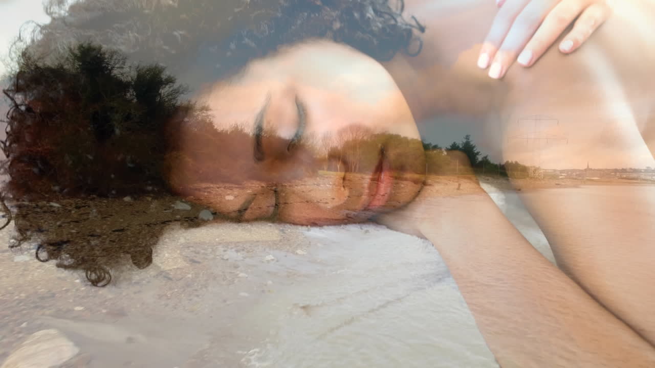 persona durmiente sobre un paisaje de playa serena con árboles y agua tranquila