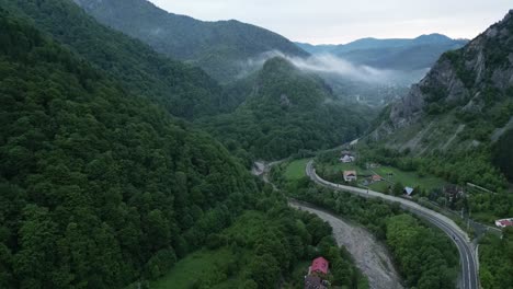 Exuberantes-Montañas-Verdes-En-Lepsa,-Vrancea,-Rumania---Toma-Aérea-De-Drones