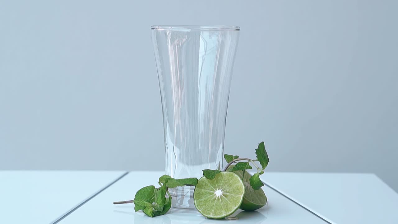 백색 표면 에 있는 비어 있는 높은 유리 가루 절반 에 가까운