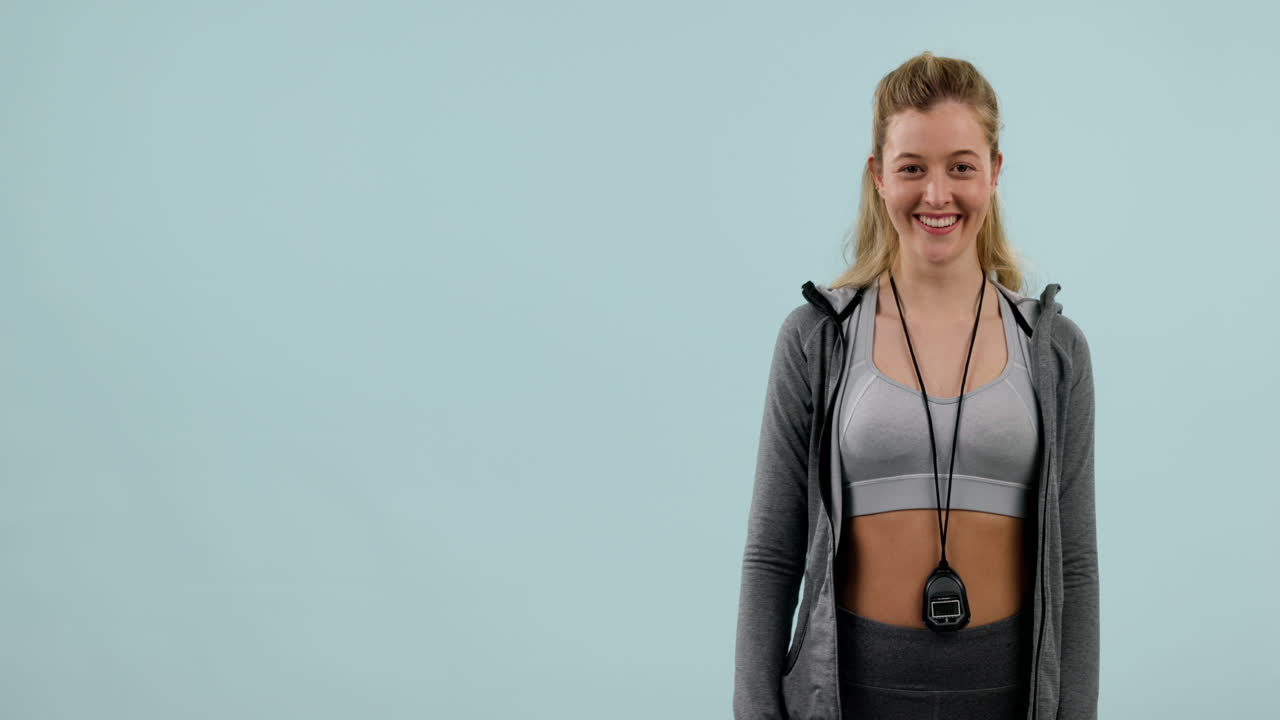 fitness, sonrisa y mujer señalando a la mano