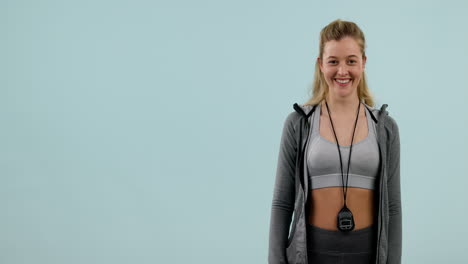 fitness, sonrisa y mujer señalando a la mano