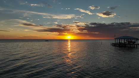 puesta de sol sobre la bahía móvil cerca de mullet point en alabama