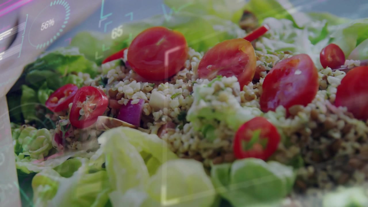 Kamera beveger seg nærmere en anrettet salat på et brett, HUD tones ut, tomater og korn blir skarpere for matreklamer.