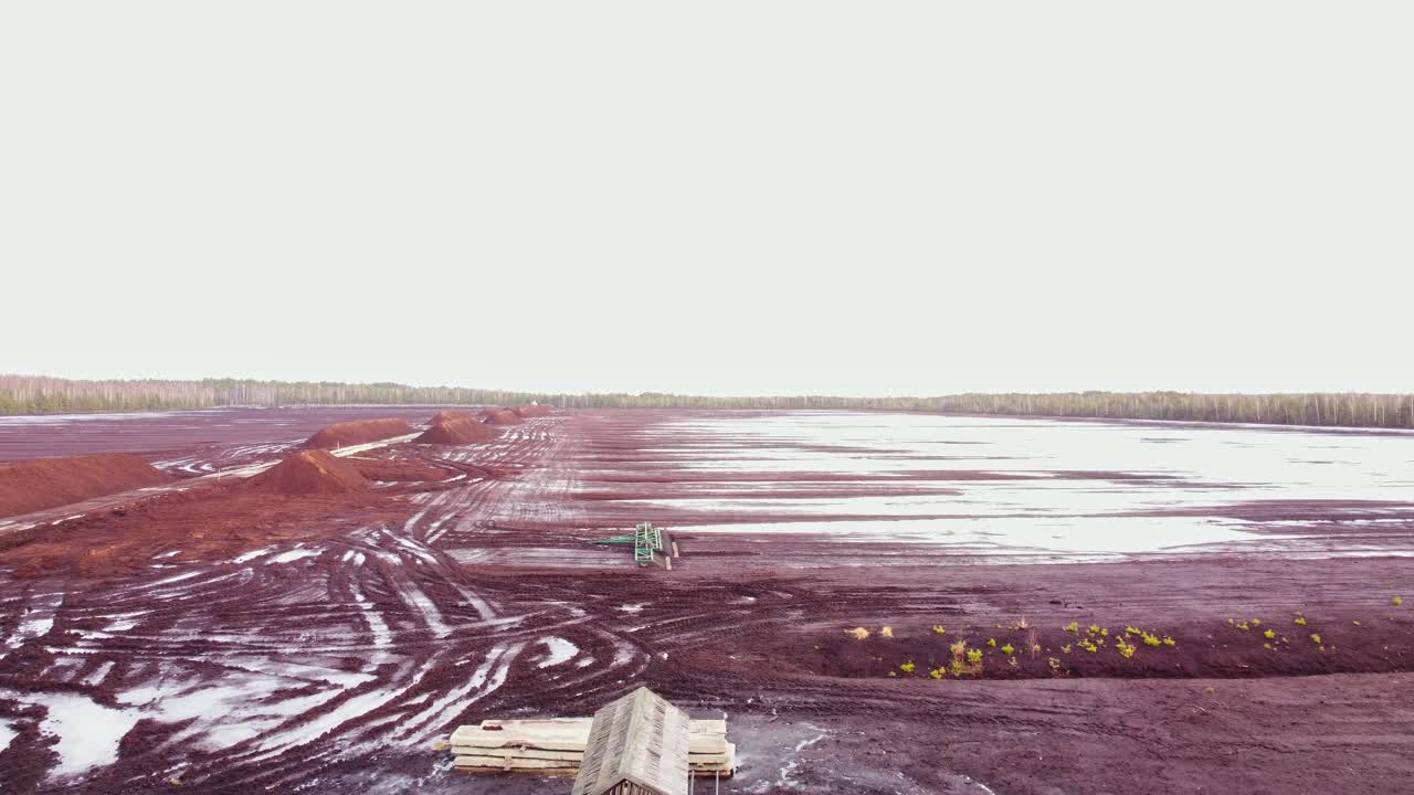 vista interminable de tierras de cultivo desde la torre de cazadores con proceso de construcción de carreteras