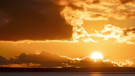 puesta de sol dorada sobre el agua