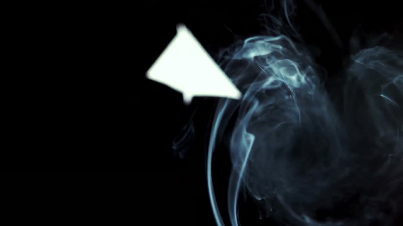 검은 바탕에 연기가  ⁇ 아오르고