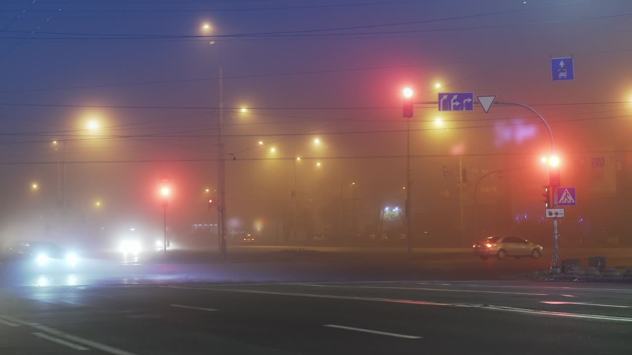 coche con faros en la niebla nocturna