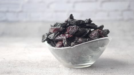 dark raisins in a glass bowl