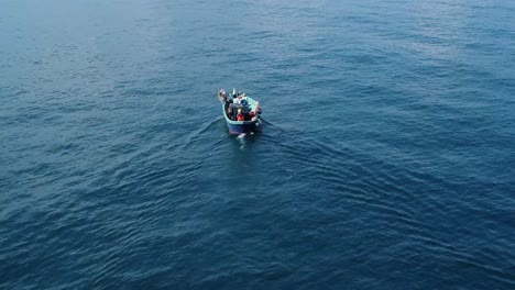 Folgen-Sie-Einem-Fischerboot,-Das-Vom-Himmel-Aus-Das-Mittelmeer-Segelt