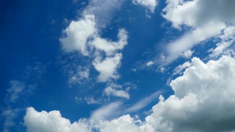 las nubes se mueven en el cielo azul.