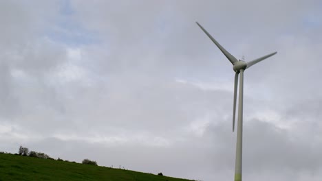 Windmühle-Dreht-Sich-über-Einem-Hügel