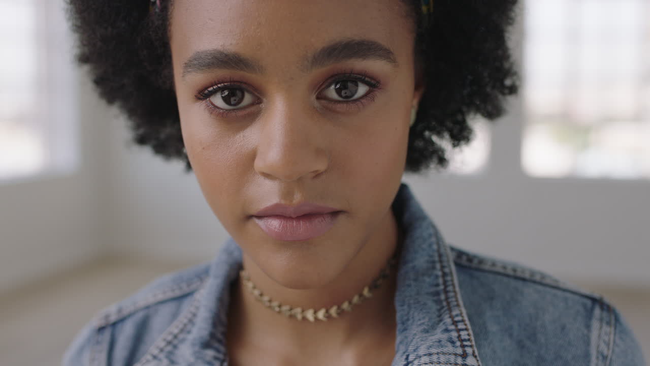 hermosa joven mujer afroamericana retrato de una chica negra linda de moda mirando pensativa serio a la cámara de cerca