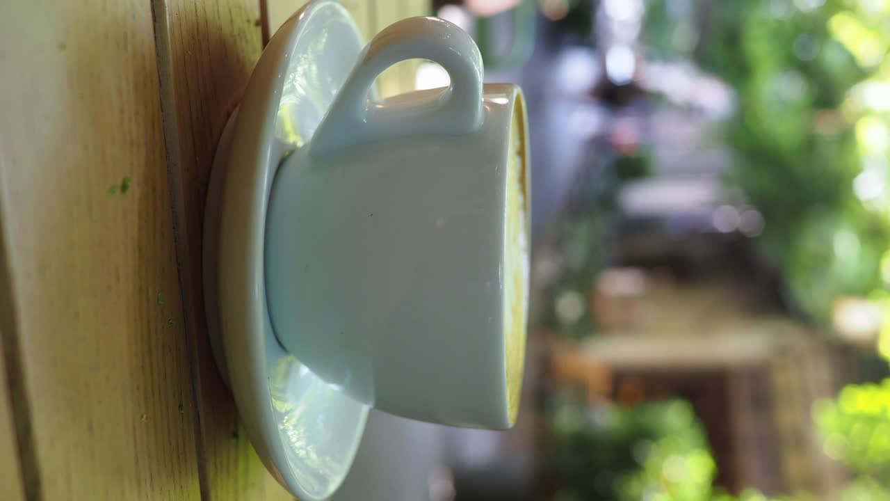 taza de café en una mesa de madera