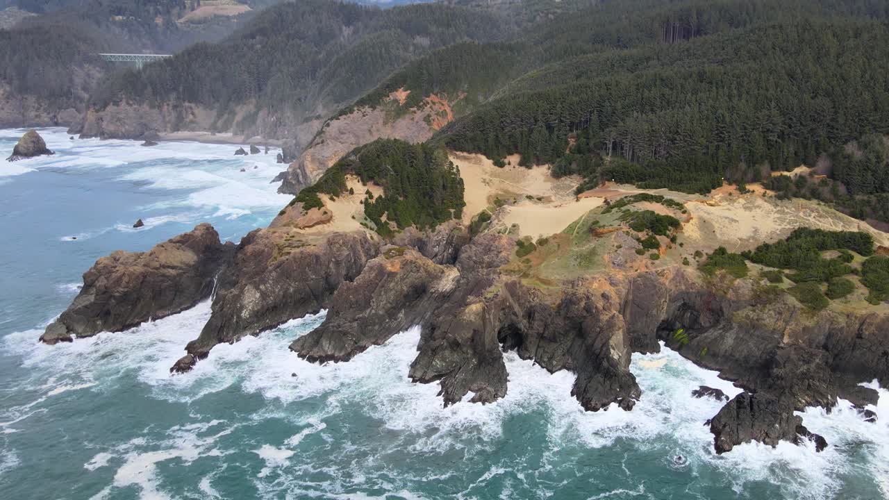 4k 드론 절벽과 파도가 브루킹스 오리건의 해안선에 부 ⁇ 히고 사무엘 보드먼