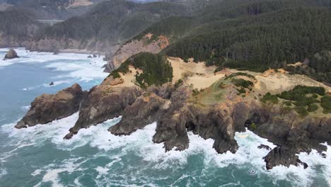 4K-Drohnenklippen-Und-Wellen,-Die-An-Der-Küste-In-Brookings,-Oregon,-Brechen,-Samuel-Boardman