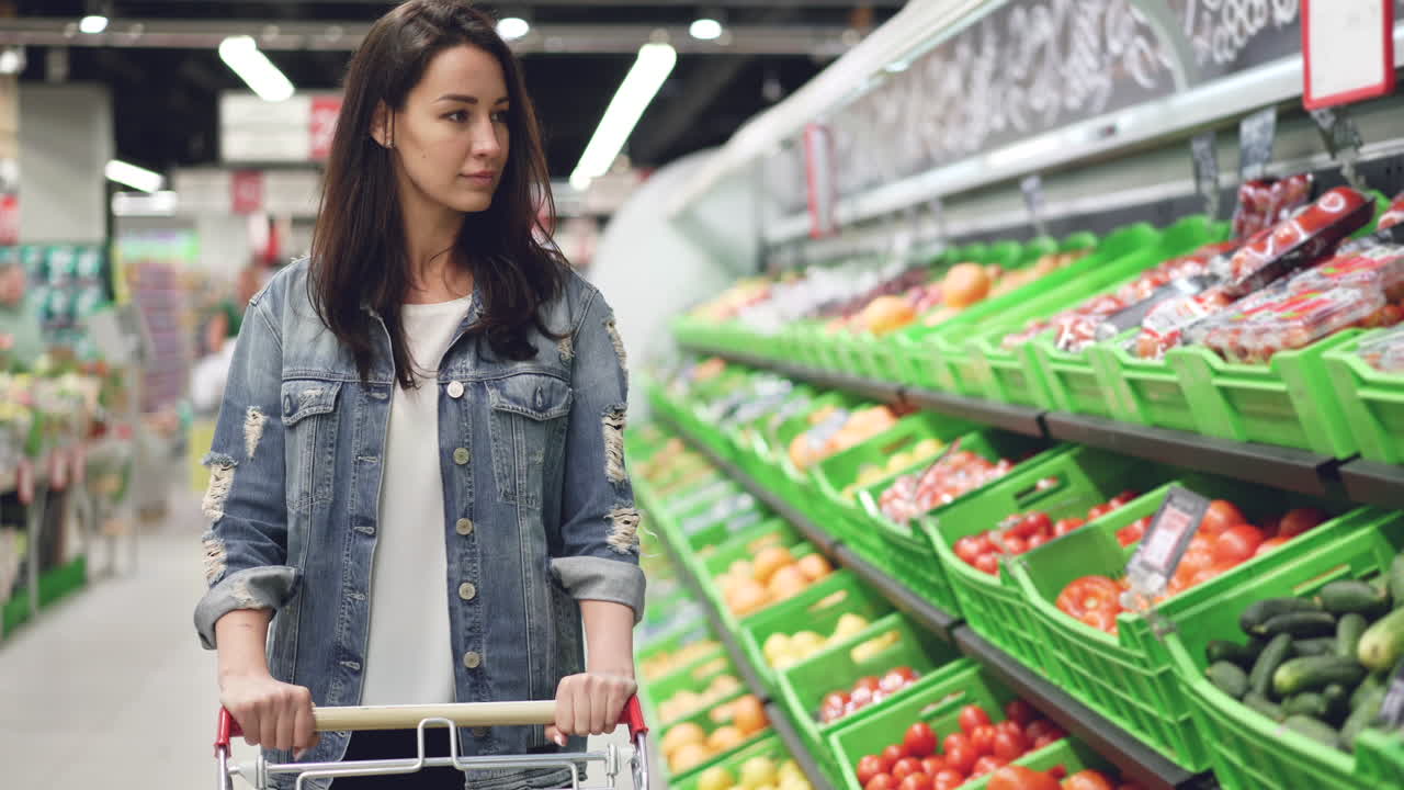 슈퍼마켓 에서 식료품 을 구입 하는 여자