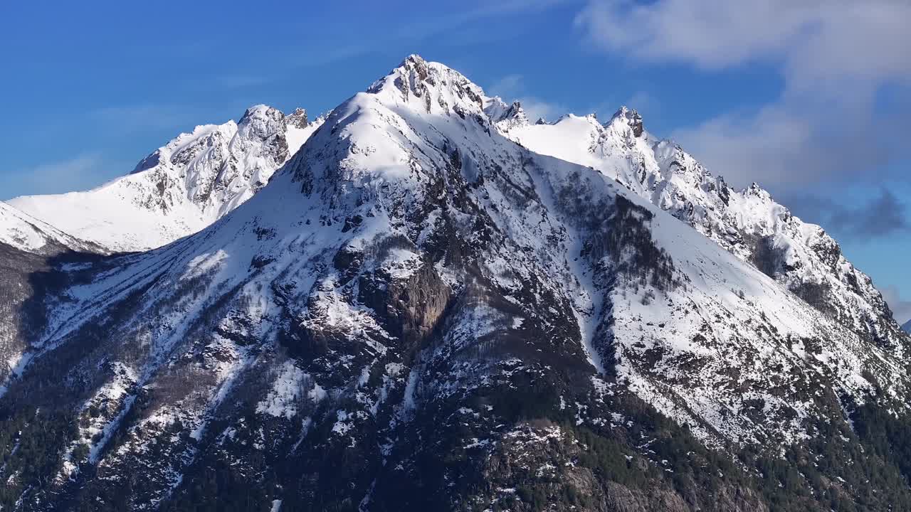 Maestosa cima di montagna innevata sotto un cielo azzurro e limpido