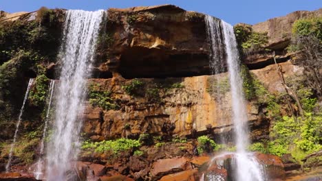 cascada natural prístina que cae desde la cima de la montaña en los bosques en el día desde diferentes ángulos video tomado en phe phe fall meghalaya india