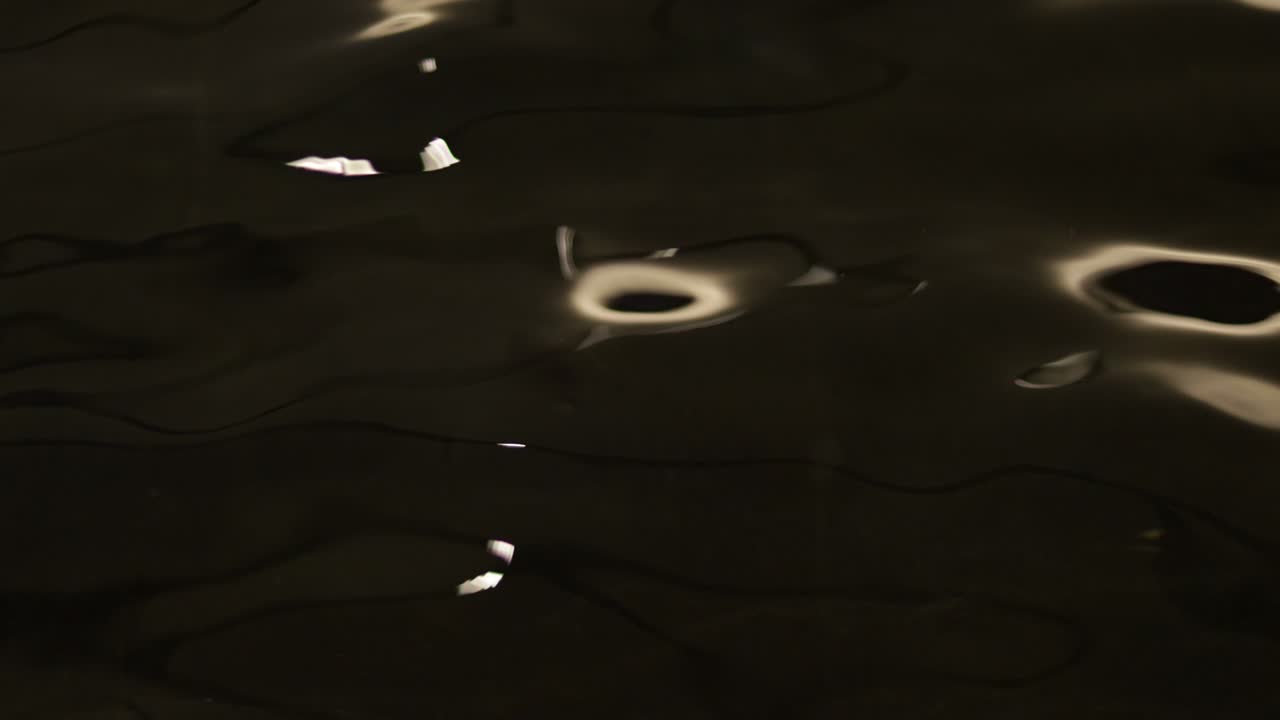 filmati del movimento della superficie dell'acqua che riflette la luce