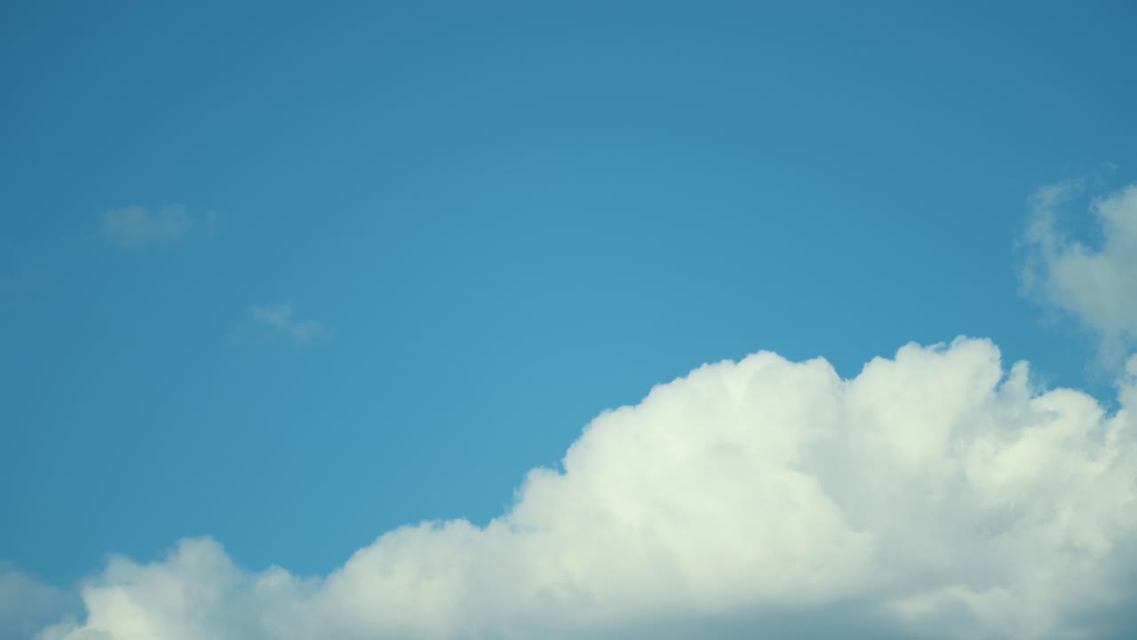 시간 경과, 파란 하늘에서 서핑 구름의 빠른 동작 샷, 화창한 날씨, 4k 비디오
