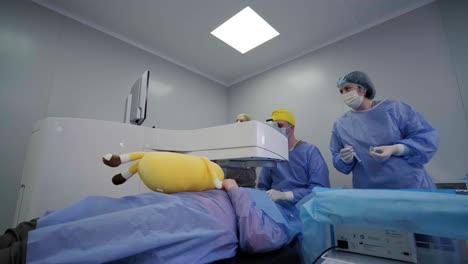 corrección de la visión con láser. un paciente y un equipo de cirujanos en la sala de operaciones durante una cirugía oftalmológica