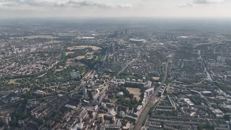 Establecimiento-De-Una-Vista-Aérea-De-Drones-Del-Rascacielos-Pepinillo-Con-El-Horizonte-De-Londres,-20-Fenchurch-O-Walkie-Talkie,-Jardín-Del-Cielo-Junto-Al-Río-Támesis,-Reino-Unido,-Europa