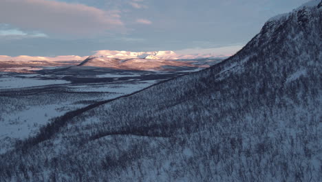 Filmische-Luftaufnahme-Nahe-Der-Finnisch-schwedischen-Grenze,-In-Der-Nähe-Von-Kilpisjarvi