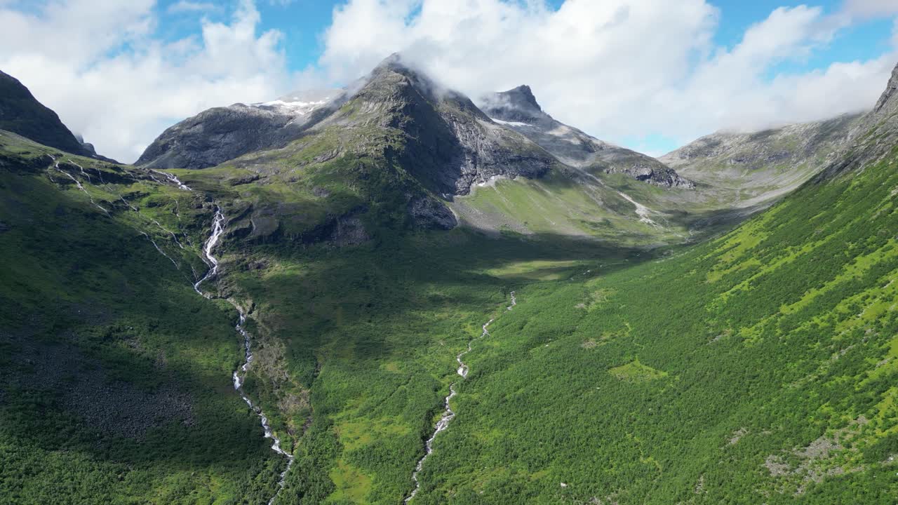 Reinheimen nasjonalpark i Norge - Naturskjønne fjell og grønt naturlandskap - Luftfoto som sirkler