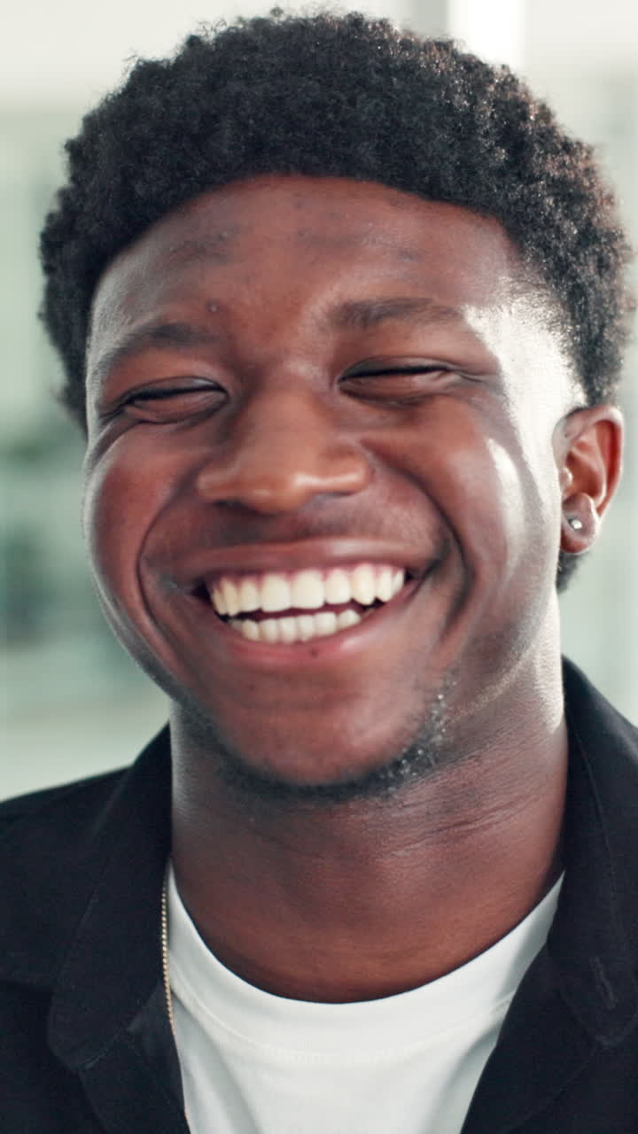 Primo piano di un felice giovane afroamericano che sorride e ride