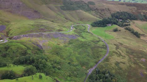 camino a la montaña en el parque nacional del distrito peak en inglaterra, reino unido