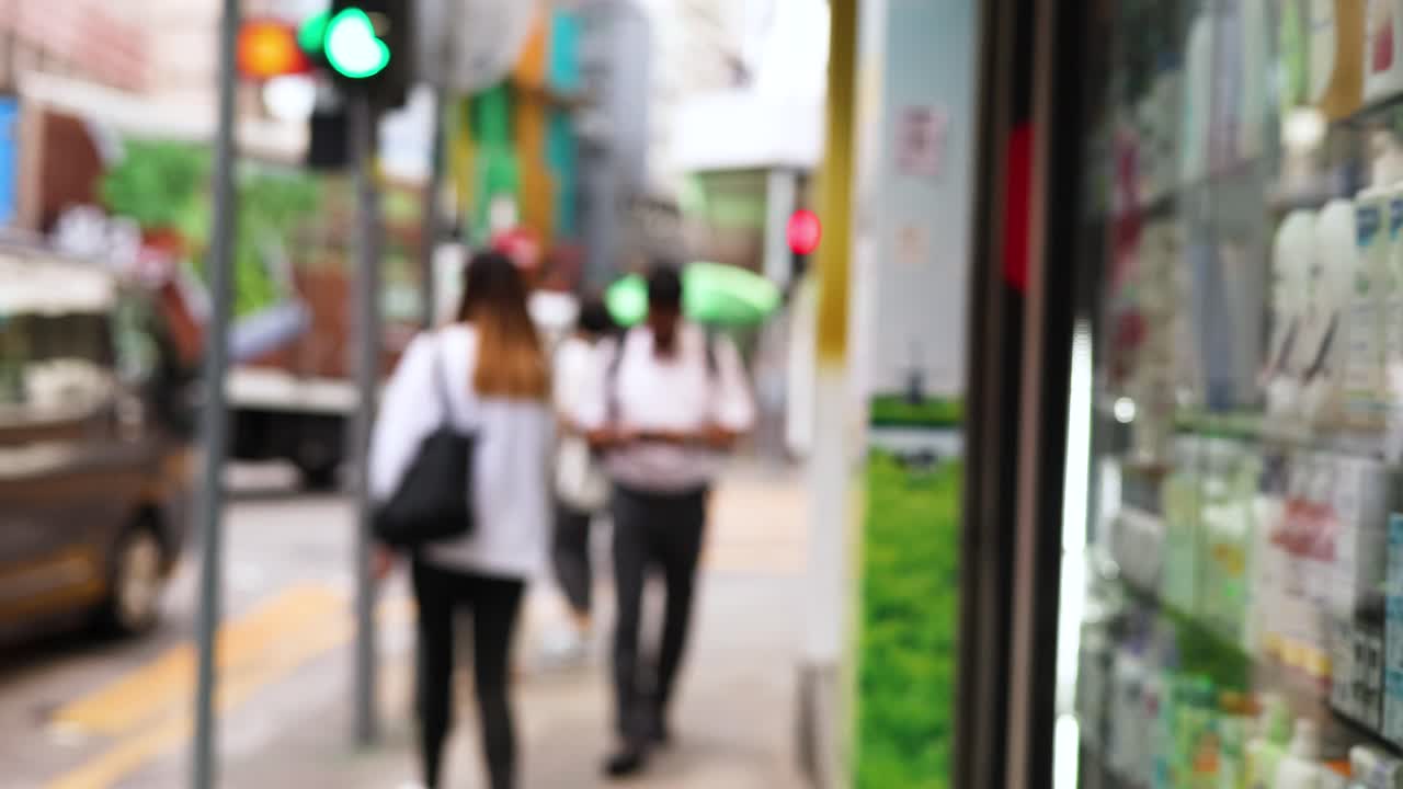 gente caminando por una bulliciosa calle de hong kong