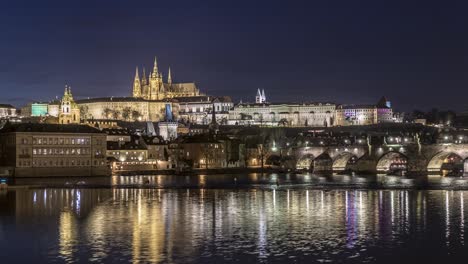 Lapso-De-Tiempo-Del-Castillo-De-Praga-Y-El-Puente-De-Carlos-Con-Barcos-En-El-Río-Vltava,-Vista-De-Zoom-De-4k