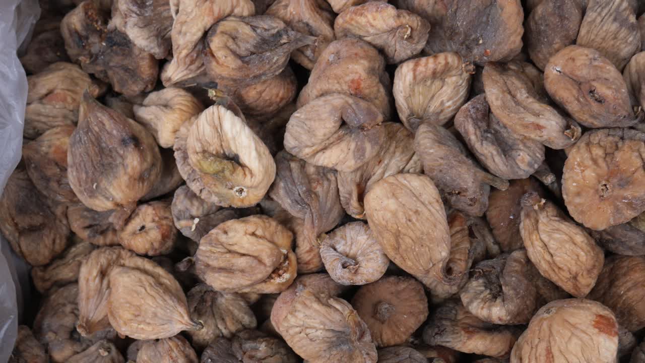 Frutta di fico secco su un piatto sul tavolo