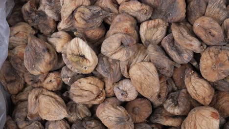 Dried-fig-fruit-on-on-a-plate-on-table