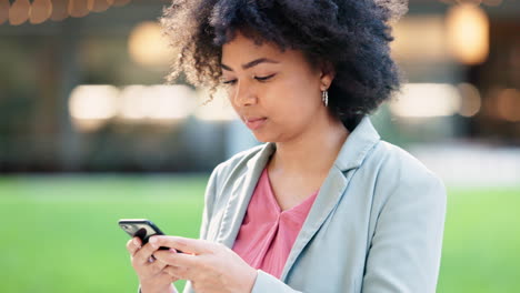 mujer feliz navegando en línea en un teléfono