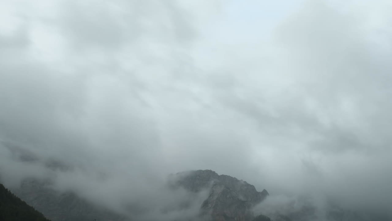 산 정상, 극적인 폭풍우가 치는 하늘, 전경의 숲, kamnisko savinjske alpe의 ojstrica 피크, logarska dolina, 슬로베니아, 유럽 알프스