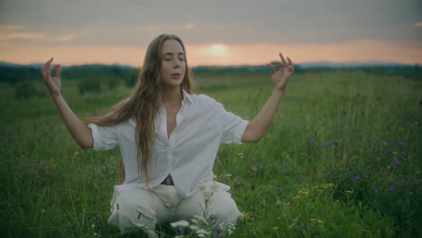 Mujer-Sonriente-Meditando