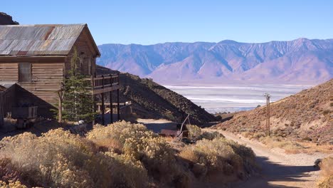 2019 - establecimiento de la ciudad fantasma de cerro gordo en las montañas sobre el valle de owens y line pine california