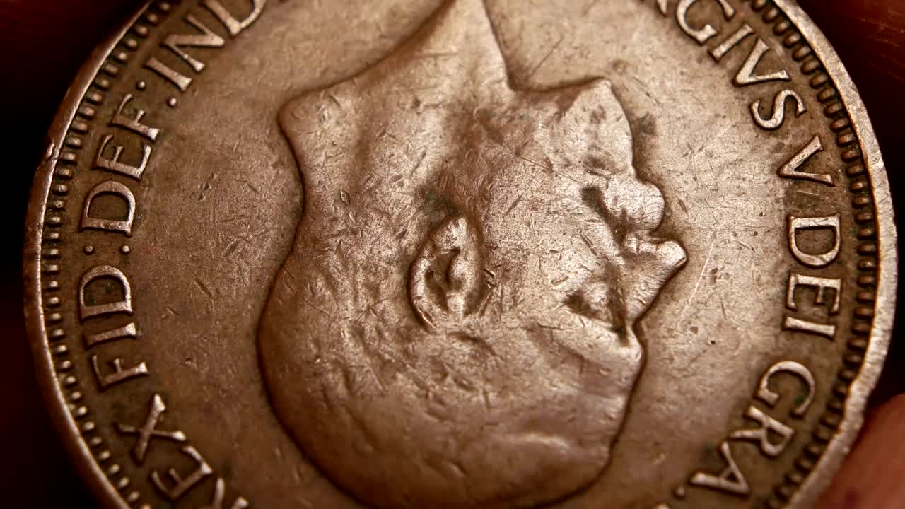 primer plano de monedas muy antiguas