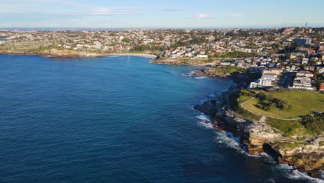 Marca-El-Parque-De-La-Playa-De-Tamarama-Y-El-Vasto-Paisaje-Urbano-De-Los-Suburbios-Del-Este-De-Sydney,-Nsw,-Australia