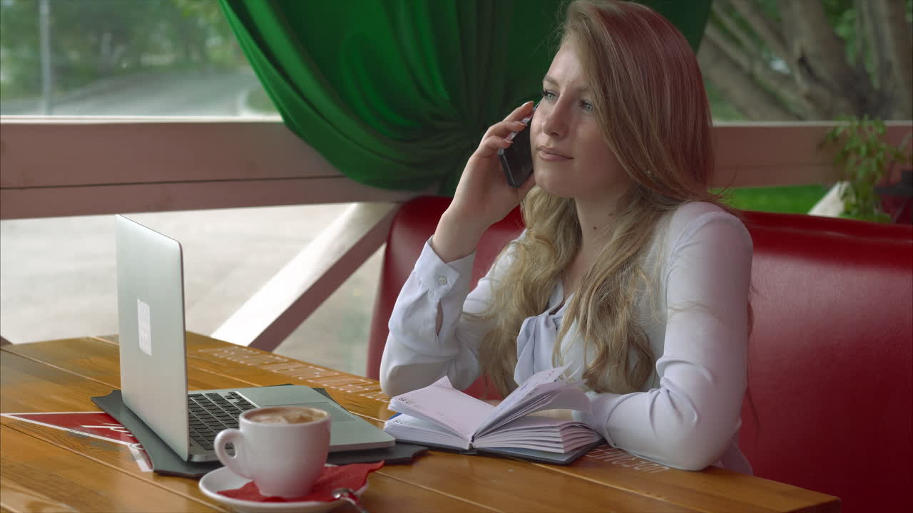 카페 에서 일 하는 여자