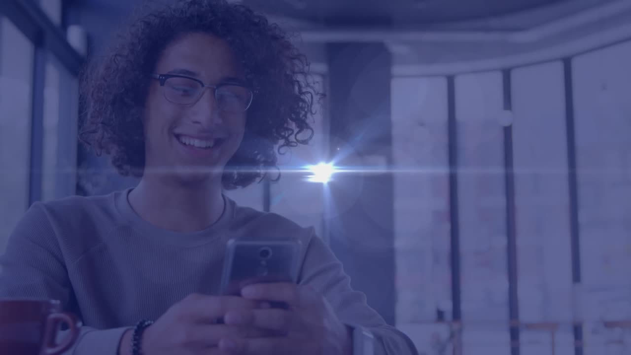 Animazione di luce che si muove su un uomo felice che usa lo smartphone.