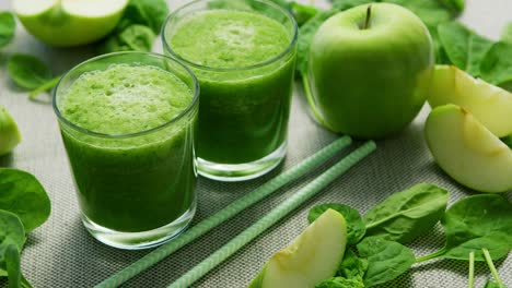 Grüner-Smoothie-In-Gläsern-Und-Zutaten