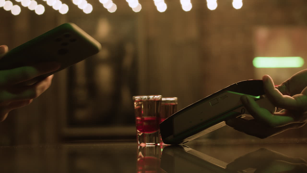 음료를 지불하는 여자