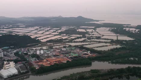 Paralaje-Aéreo-De-Campos-De-Humedales-De-Estanques-De-Peces-Rodeados-De-Vegetación-En-Un-Día-Nublado-En-Nam-Sang-Wai,-Hong-Kong,-China