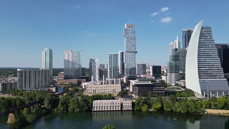 Austin-Desde-El-Río-Colorado-Ofrece-Un-Pintoresco-Panorama-Del-Horizonte-De-La-Ciudad.