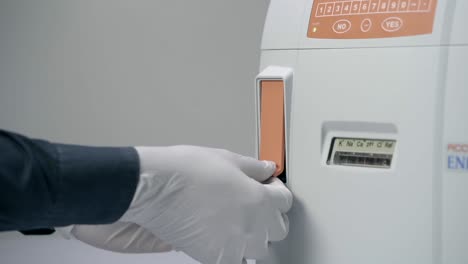 tecnólogo médico con un tubo de muestra de sangre para el análisis de electrolitos sanguíneos