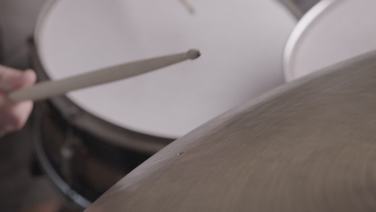 Batterista Jazz suona rullante e piatto ride, primo piano, slow motion.